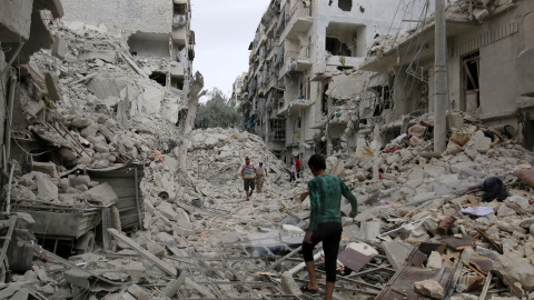 Un grupo de personas inspecciona un sitio dañado después de ataques aéreos contra los rebeldes realizaron en el barrio Tariq al-Bab de Alepo, Siria. REUTERS/Abdalrhman Ismail