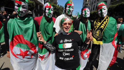 Un grupo de argelinos posa durante una de las multitudinarias manifestaciones convocadas contra el presidente argelino, Abdelaziz Bouteflika. - EFE