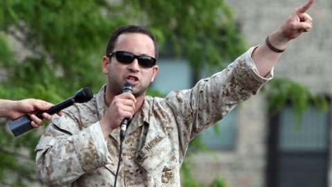 Vincent Emanuele durante un acto público contra la OTAN.