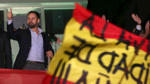 El presidente de Vox, Santiago Abascal, saluda a sus simpatizantes en el exterior de la sede del partido en Madrid durante el seguimiento de la noche electoral. EFE/Javier Lizón