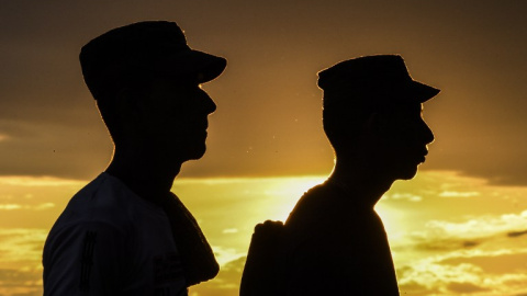 Dos miembros de las FARC durante la X Conferencia de la guerrilla. - AFP