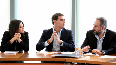 Inés Arrimadas, portavoz nacional dç(I) e la formación, Albert Rivera, líder de Ciudadanos, y Juan Carlos Girauta, portavoz de los 'naranjas' en el Congreso. EUROPA PRESS