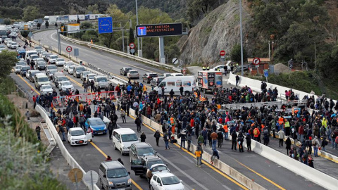 El tall de l'AP-7 a la frontera francesa convocat pel Tsunami Democràtic. EFE / ALEJANDRO GARCÍA.