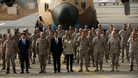 La ministra de Defensa, María Dolores de Cospedal, se encuentra hoy en Senegal para visitar al destacamento aéreo de misión en Dakar, que cuenta con medio centenar de militares del Ejército del Aire y un avión de transporte, en apoyo a las 