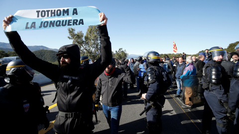 11/11/2019 - Manifestantes cortan la AP-7 bloqueando la frontera con Francia. / REUTERS -RAFAEL MARCHANTE