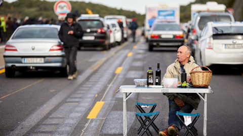 11/11/2019.- Un manifestante durante el bloqueo de la AP-7. / EFE - DAVID BORRAT