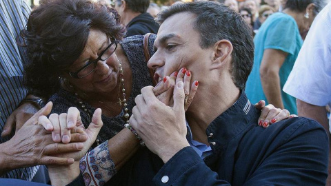 Una mujer saluda a Pedro Sánchez en un mitin en la Alameda de Redondela (Pontevedra). EFE/Salvador Sas