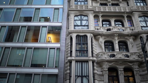 Un moderno bloque de oficinas junto a la Casa Montero, un edificio residencial de diseño modernista del arquitecto Luis Aladren y construido en 1904, en Bilbao. REUTERS / Vincent West