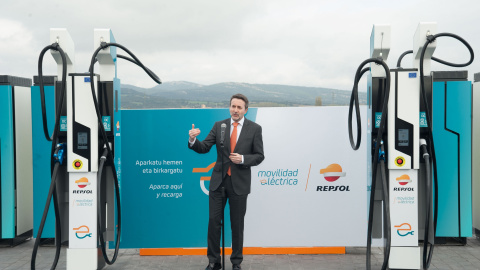 El consejero delegado de Repsol, Josu Jon Imaz,  durante la inauguración del primer punto de recarga ultra rápida de vehículos eléctricos en la península ibérica, en la gasolinera de Lopidana, en las cercanías de Vitoria. EFE/Adrián Ruiz de