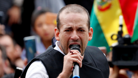 Luis Fernando Camacho, instigador del golpe, hablando frente a sus simpatizantes. / Reuters