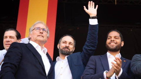 Juan José Aizcorbe, primero a la izquierda, en un mitin electoral de Vox junto a Santiago Abascal e Ignacio Garriga, número en la lista de la formación ultra por Barcelona. EFE