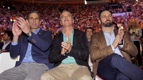 El presidente de Vox, Santiago Abascal (d), el secretario general, Javier Ortega Smith (i), y uno de los fundadores de la formación, José Antonio Ortega Lara (c), durante el acto que Vox ha celebrado en el Palacio de Vistalegre de Madrid. /