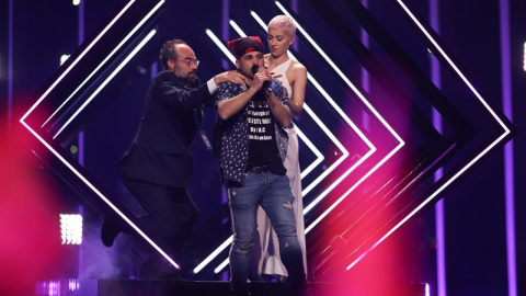 Momento en el que el espontáneo arrebata el micrófono a SuRie en plena actuación en Eurovisión. /EFE