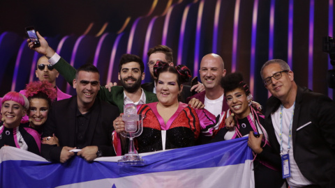 La extravagante Netta celebra ser la ganadora de Eurovisión 2018.