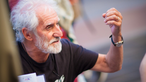 El cantante y humorista Pepín Tre, en la madrileña plaza de Chueca. / CHRISTIAN GONZÁLEZ