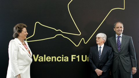 Rita Barberá, Bernie Ecclestone y Francisco Camps en la presentación del circuito urbano de Valencia para la Fórmula 1. EFE