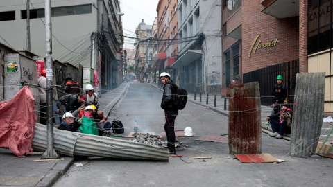 Manifestantes contra Evo Morales cortan una calle en La Paz. / Reuters