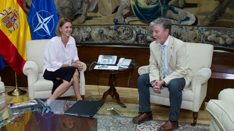 El alcalde de Zaragoza, Pedro Santisteve, con la ministra de Defensa, María Dolores de Cospedal.