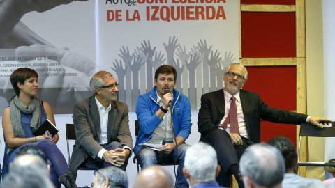 El juez Baltasar Garzón (d), el diputado de IU Gaspar Llamazares (2i), la exdirigente juvenil socialista Beatriz Talegón (i) y el alcalde de Castilleja de Guzmán Tasio Oliver (2d), durante el acto.- EFE/Chema Moya