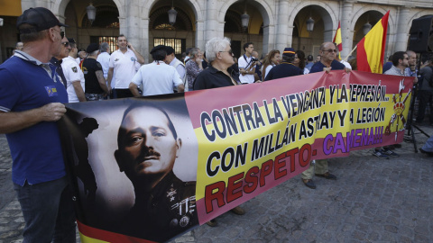 Manifestantes protestan en la Plaza Mayor de Madrid por la retirada de la calle a Millán-Astray. EFE