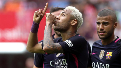 El delantero brasileño del FC Barcelona Neymar (c) tras marcar el tercer gol de su equipo frente al Sporting de Gijón, durante el partido de la sexta jornada de la Liga de Primera División que se juega hoy en el estadio del Molinón de Gijon