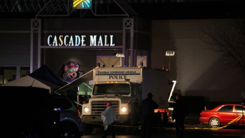 Un vehículo policial en el centro comercial Cascade Mall de la localidad de Burlington, en Washington, donde un individuo sin identificar ha provocado un tiroteo en el que han muerto cinco personas. REUTERS