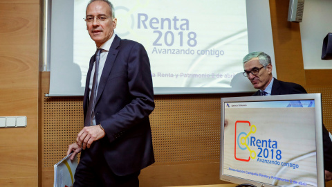 El director general de la Agencia Estatal de Administración Tributaria (AEAT), Jesús Gascón Catalán (i), junto al director del departamento de Gestión Tributaria, Gonzalo David García de Castro (d), presentan la Campaña de Renta 2018. EFE/E