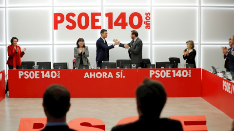 El secretario general del PSOE, Pedro Sánchez, recibe la felicitación del portavoz de la Ejecutiva y alcalde de Valladolid, Óscar Puente (d), al inicio de la reunión de la Comisión Ejecutiva Federal en la sede de Ferraz, tras las elecciones