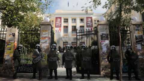 Un cordón policial impide la entrada de estudiantes en la facultad de la Universidad de Economía de Atenas tras la intervención de las fuerzas de seguridad contra los estudiantes que se manifestaban en el interior./ Costas Baltas (REUTERS)