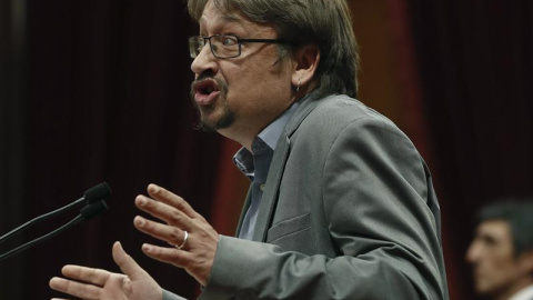 El líder de Catalunya en Comú-Podem, Xavier Domènech, durante su intervención ante el pleno del Parlament. EFE/ Andreu Dalmau