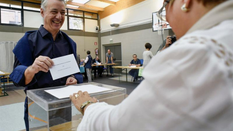 El lehendakari y candidato a la reelección por el PNV, Iñigo Urkullu, vota para las elecciones autonómicas esta mañana en un colegio electoral de Durango (Bizkaia). EFE/Miguel Toña