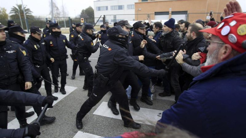 La Policía Nacional carga contra los trabajadores de Coca-Cola. /EFE