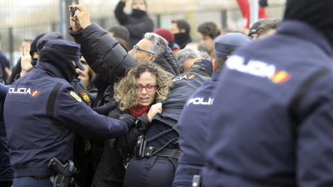 La Policía Nacional carga contra los trabajadores de Coca-Cola. /EFE