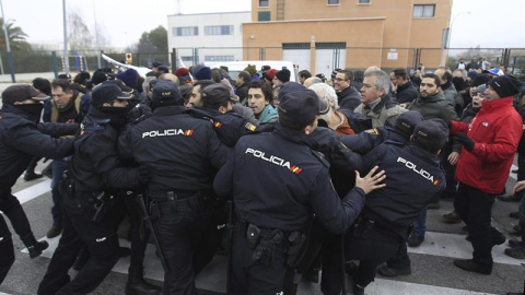 La Policía Nacional carga contra los trabajadores de Coca-Cola. /EFE