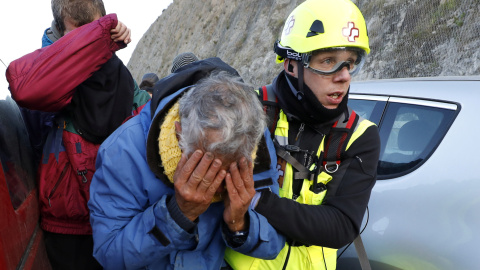 12.11.19. Personas reciben atención médica cuando los miembros se enfrentan con oficiales de la policía francesa en la autopista AP-7 en el lado francés de la frontera franco-española. REUTERS / Rafael Marchante