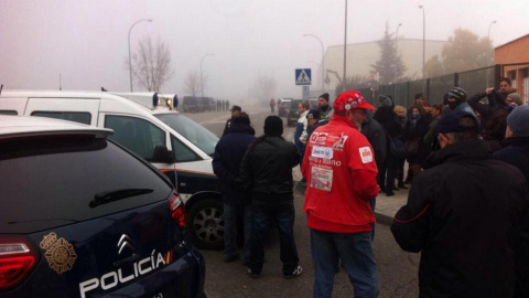 Trabajadores de Coca-Cola intentan impedir el desmantelamiento de la planta embotelladora ante la presencia policial. TWITTER