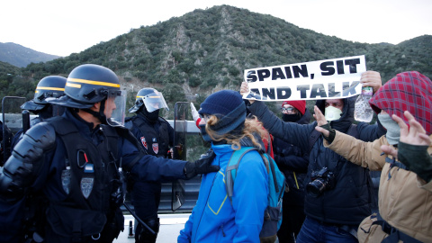 12.11.2019- Miembros del grupo de protesta catalán Tsunami demócrata se enfrentan con agentes de policía franceses en la autopista AP-7 en el lado francés de la frontera franco-española. REUTERS / Rafael Marchante