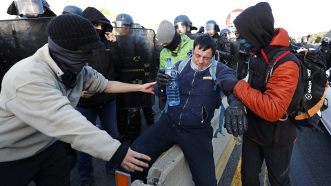 12.11.19. Un hombre en medio de  la autopista AP-7. - REUTERS/Rafael Marchante