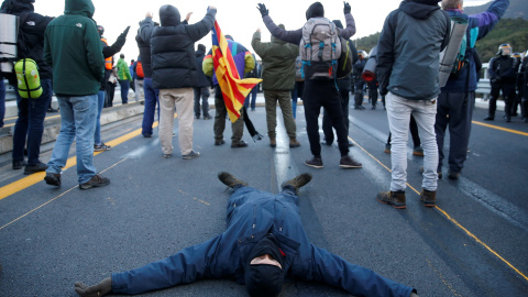 12.11.2019 / Un hombre tirado en el suelo en la autopista AP-7 en el lado francés de la frontera franco-española. REUTERS / Rafael Marchante