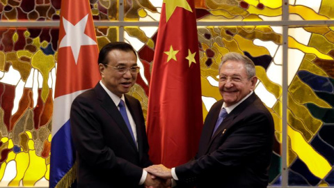 El presidente de Cuba, Raúl Castro, y el primer ministro de China, Li Keqiang, participan en una ceremonia de firma de acuerdos en el Palacio de la Revolución de La Habana (Cuba)./ EFE