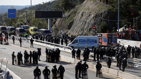 12.11.2019- Los oficiales de policía hacen guardia mientras los miembros del grupo de protesta catalán Tsunami Democrático se reúnen en la autopista AP-7 en el lado francés de la frontera franco-española. REUTERS / Rafael Marchante