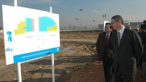 Foto de 2007 del entonces alcalde de Madrid, Alberto Ruiz-Gallardón, enla inauguracion de las obras de ampliación del Polideportivo Gallur.