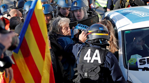 11/11/2019.- Gendarmes franceses tratan de desbloquear el corte. Tienen orden de cargar contra los manifestantes. / EFE - ALEJANDRO GARCÍA