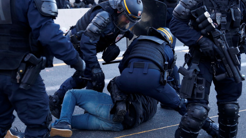 12.11.2019 - Agentes de la policía francesa chocan con un miembro del grupo de protesta catalán Tsunami Democrático en la autopista AP-7 en el lado francés de la frontera franco-española. REUTERS / Rafael Marchante