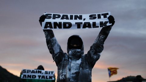 12.11.2019- Los manifestantes sostienen pancartas en la autopista AP-7 en el lado francés de la frontera hispano-francesa. REUTERS / Rafael Marchante