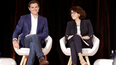 El líder de Ciudadanos y candidato a la Presidencia del Gobierno, Albert Rivera, y la exsocialista Soraya Rodríguez participan en un coloquio sobre el futuro de Europa. - EFE