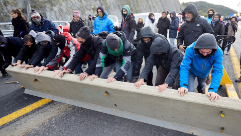 11/11/2019. Manifestantes bloquean la AP-7 para protestar contra la sentencia del 'procés'. / EFE - DAVID BORRAT