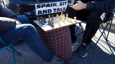 11/11/2019.- Dos manifestantes juegan al ajedrez durante el bloqueo de la autopista que enlaza España y Francia. / EFE - DAVID BORRAT