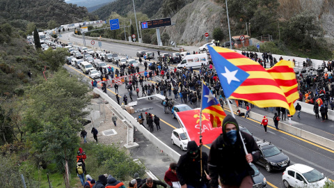 La autopista que enlaza España y Francia en el paso de La Jonquera cortada por Tsunami Democràtic EFE/Alejandro Garcia