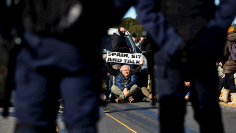 11/11/2019 - Manifestantes cortan la AP-7. / EFE